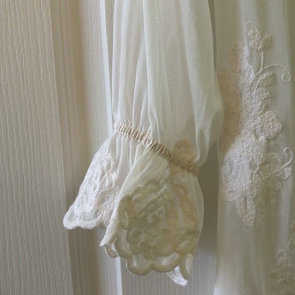 Beautiful white blouse with white embroidery - Picture 3 of 6